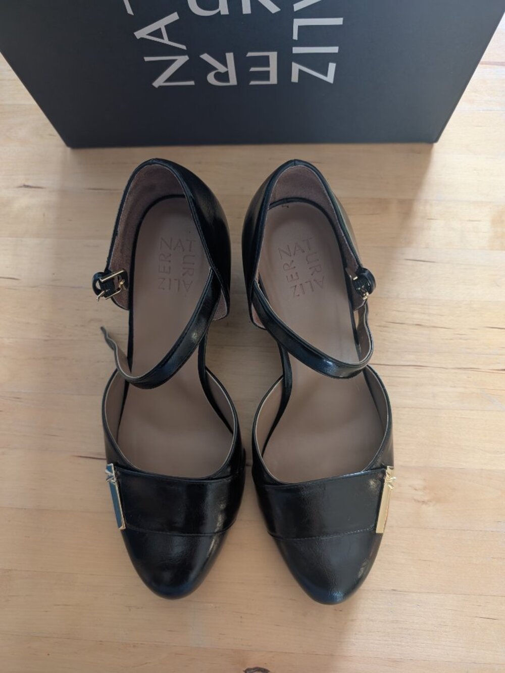 Naturalizer Lavish Black Mary Jane Block Heel Pumps Gold Detail Wide Width 9.5W - Picture 7 of 8
